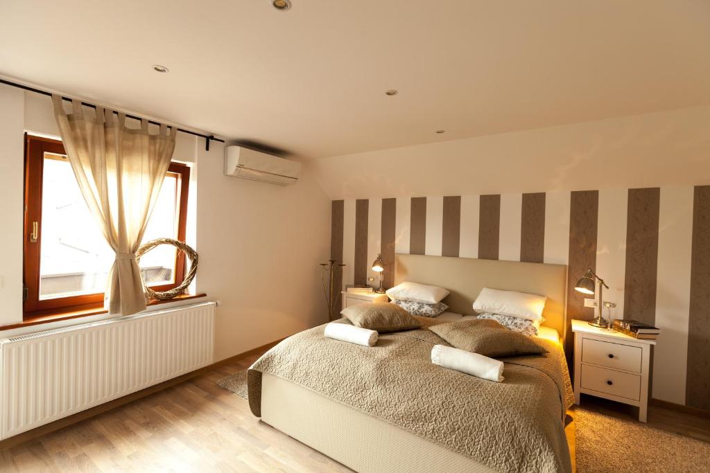 1 dormitorio con cama y ventana en Apartment Klin, en Bled