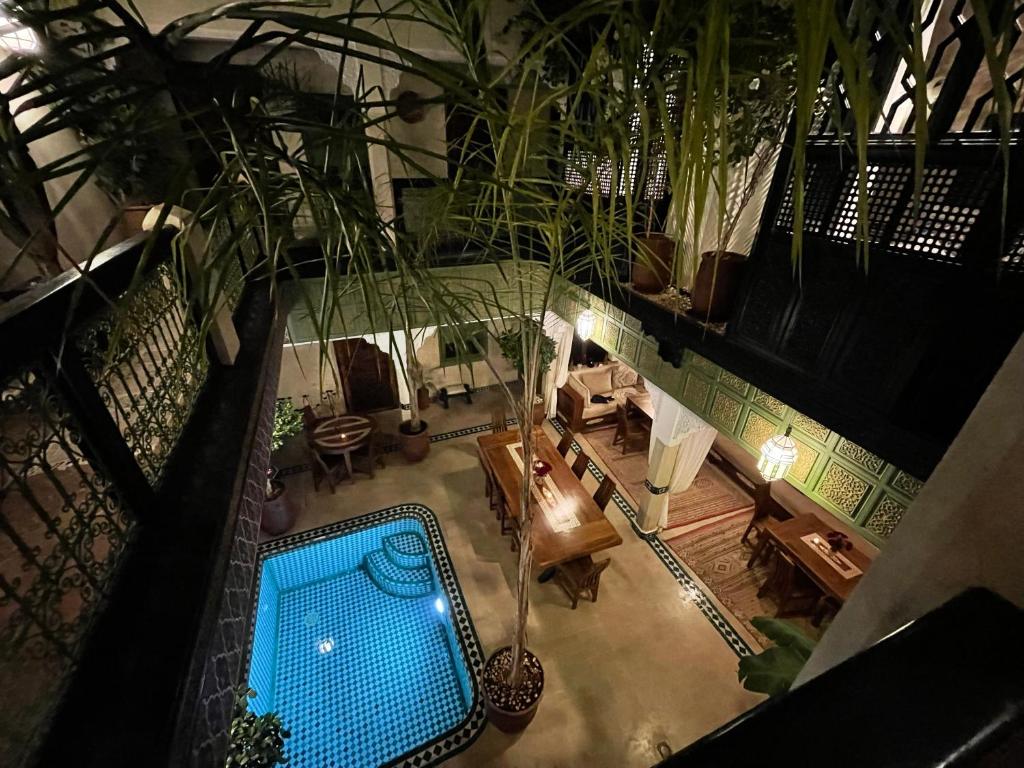 Cette chambre offre une vue sur une maison dotée d'une piscine. dans l'établissement Riad Dalla Santa, à Marrakech
