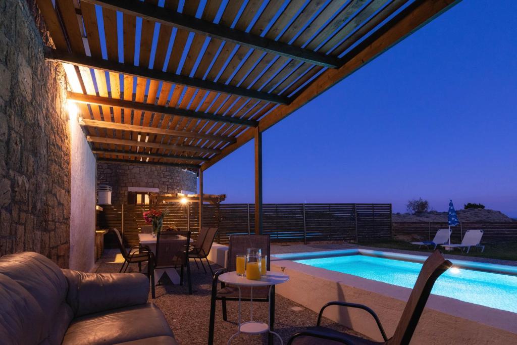 Bazén v ubytování Armonia Seaside Villas nebo v jeho okolí
