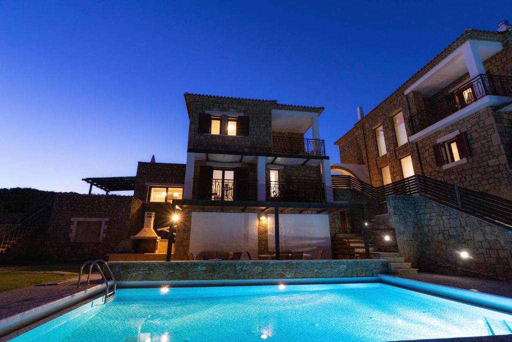 Bazén v ubytování Armonia Seaside Villas nebo v jeho okolí