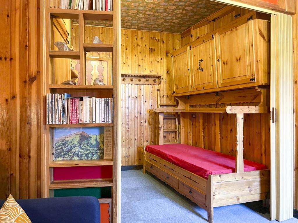 Knihovna v apartmánu