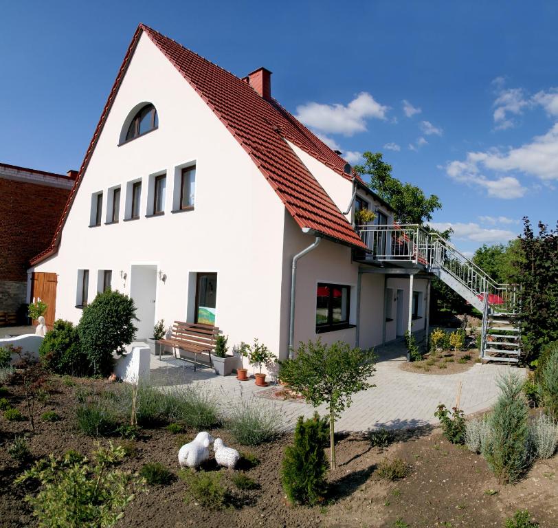 a white house with a red roof at Lebenskunst in Atteln