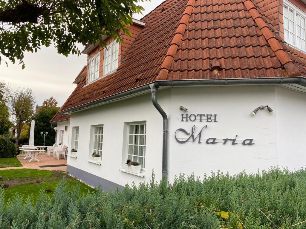 una señal de hotel maria en el lateral de un edificio en Hotel Maria en Greifswald