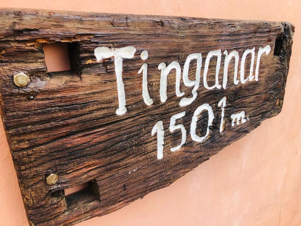 un cartello di legno sul lato di un edificio di Vivienda Vacacional Tinganar 1501 a Frontera