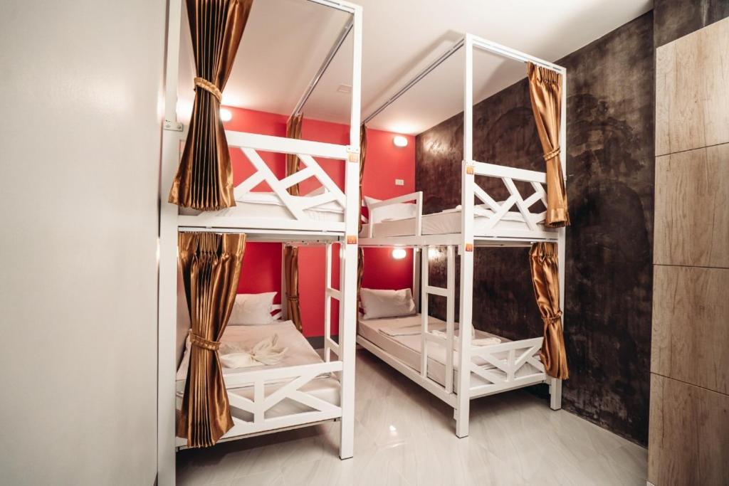 Cette chambre comprend 2 lits superposés blancs. dans l'établissement The Caspar, à Ranong