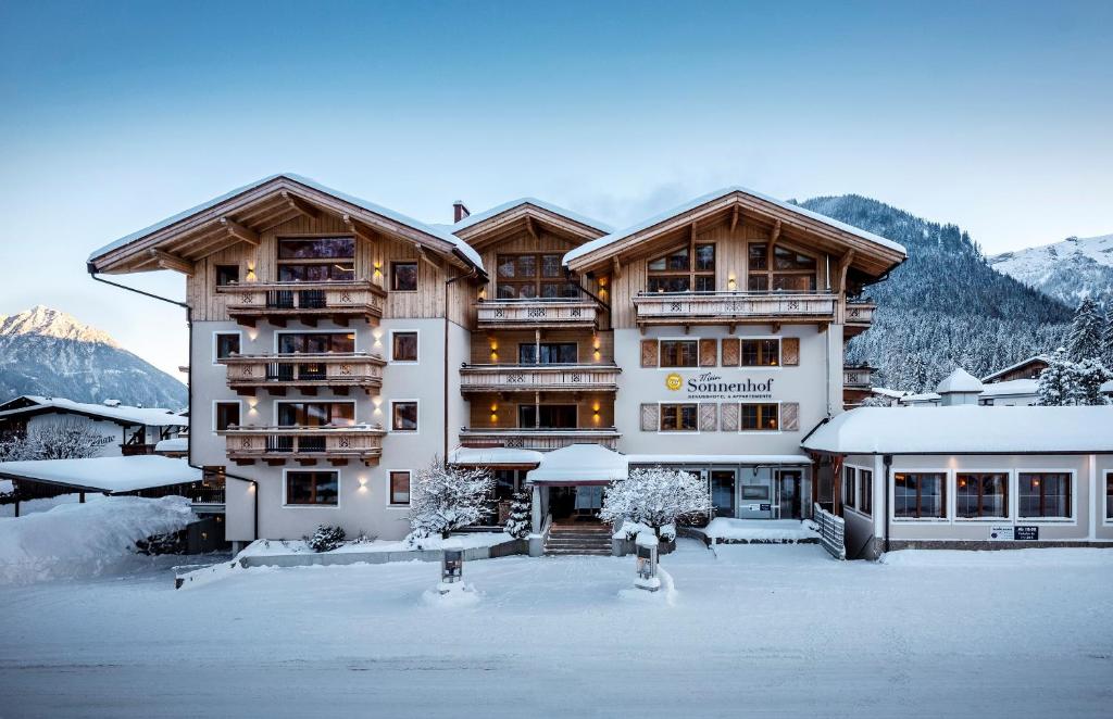 Nespecifikovaný výhled na hory nebo výhled na hory při pohledu z hotelu
