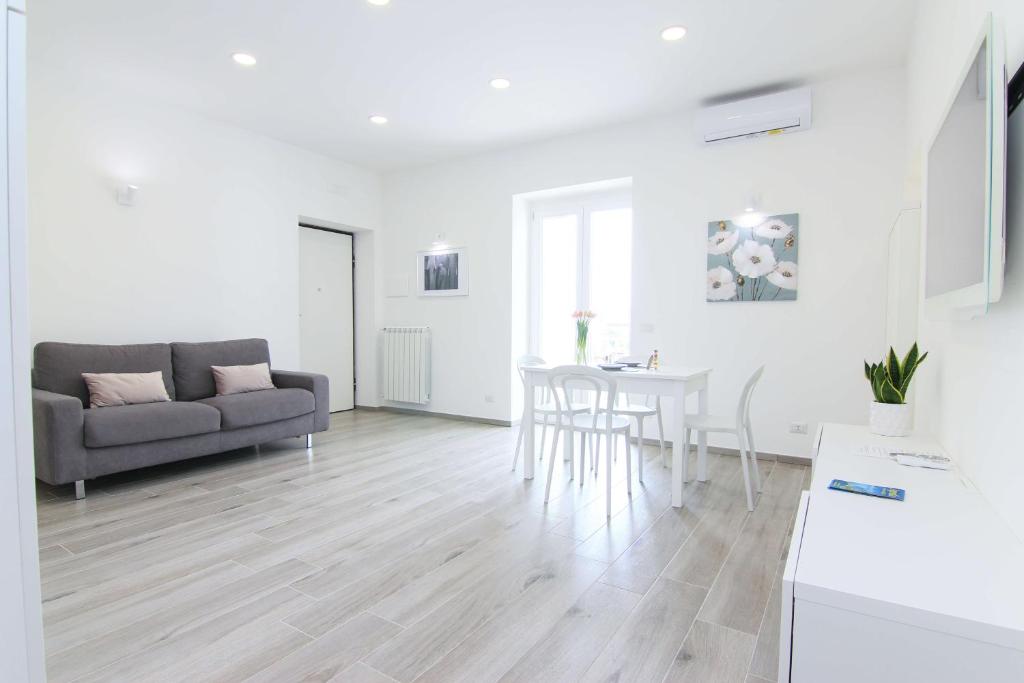 Et opholdsområde på FOUR WHITE APARTMENTS