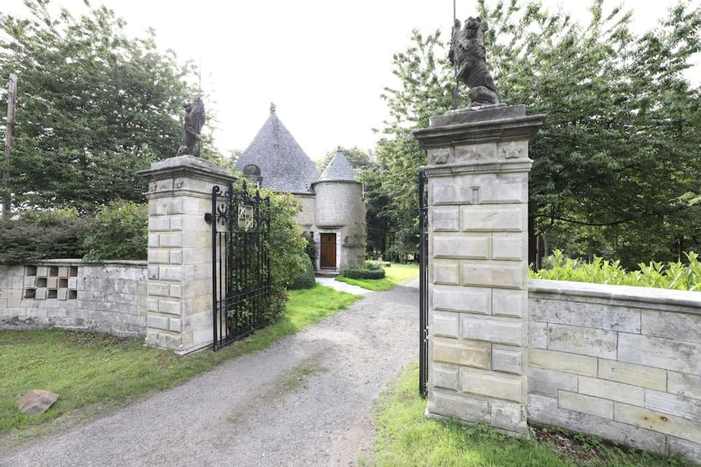 una vieja puerta a una casa con una valla de piedra en The North Lodge at Balcarres en Colinsburgh