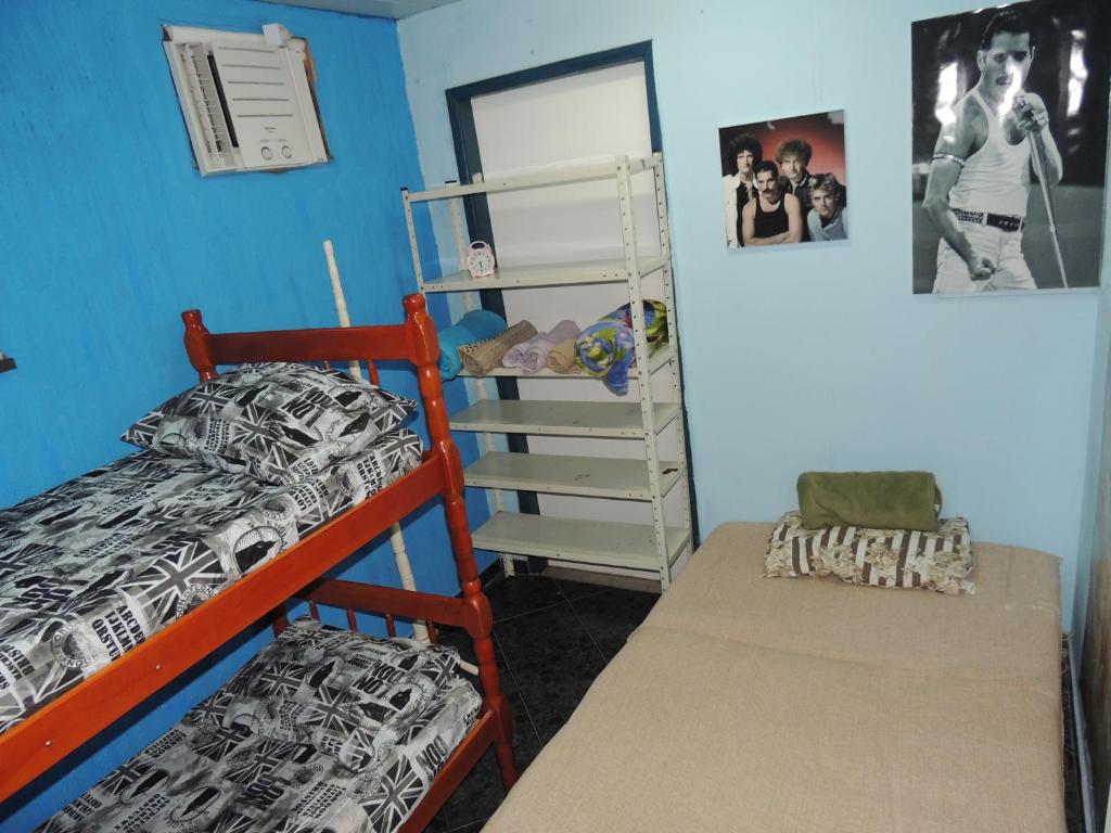Un dormitorio con una litera y una escalera. en MZ Hostel, en Campo Grande