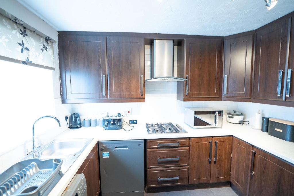 Longley Farm View -spacious 3 Bed Property - Three-Bedroom House