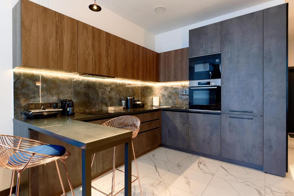Kuchyň nebo kuchyňský kout v ubytování KADOR HOME HOTEL downtown