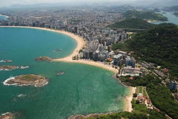 - Vistas aéreas a la playa y a la ciudad en Flat Pasárgada Encantador 616, en Vila Velha