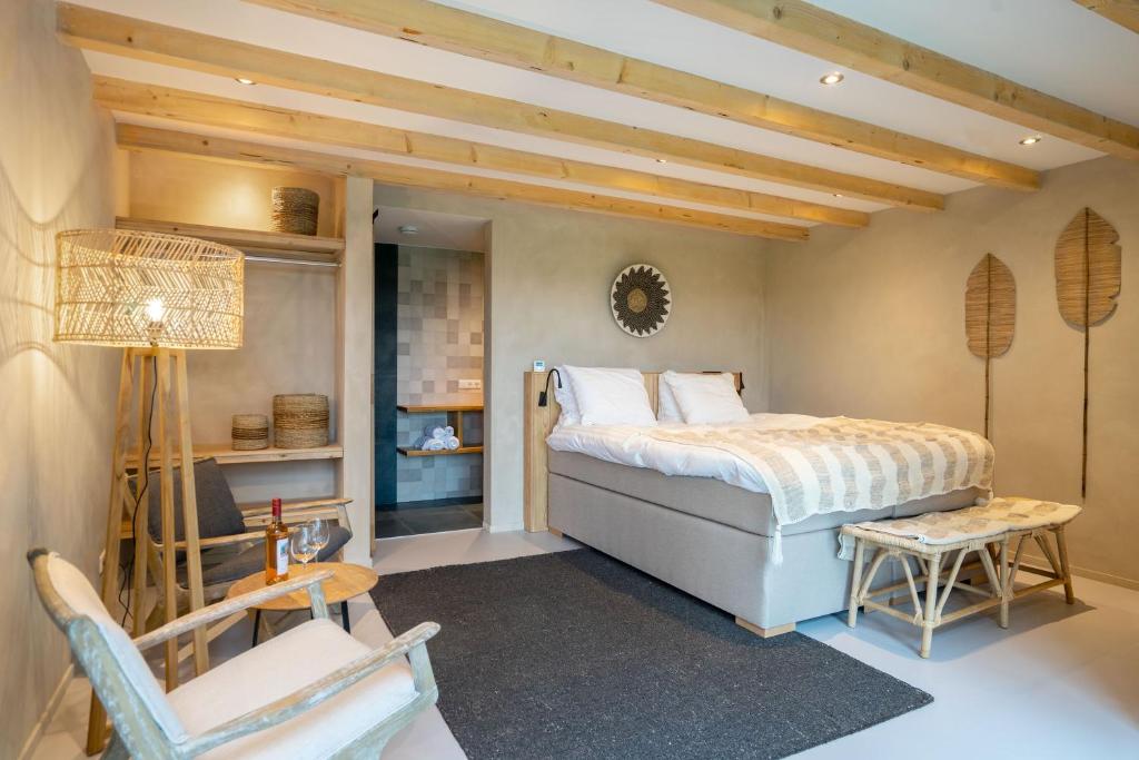 Tempat tidur dalam kamar di Bed & Wijn - Suite 1