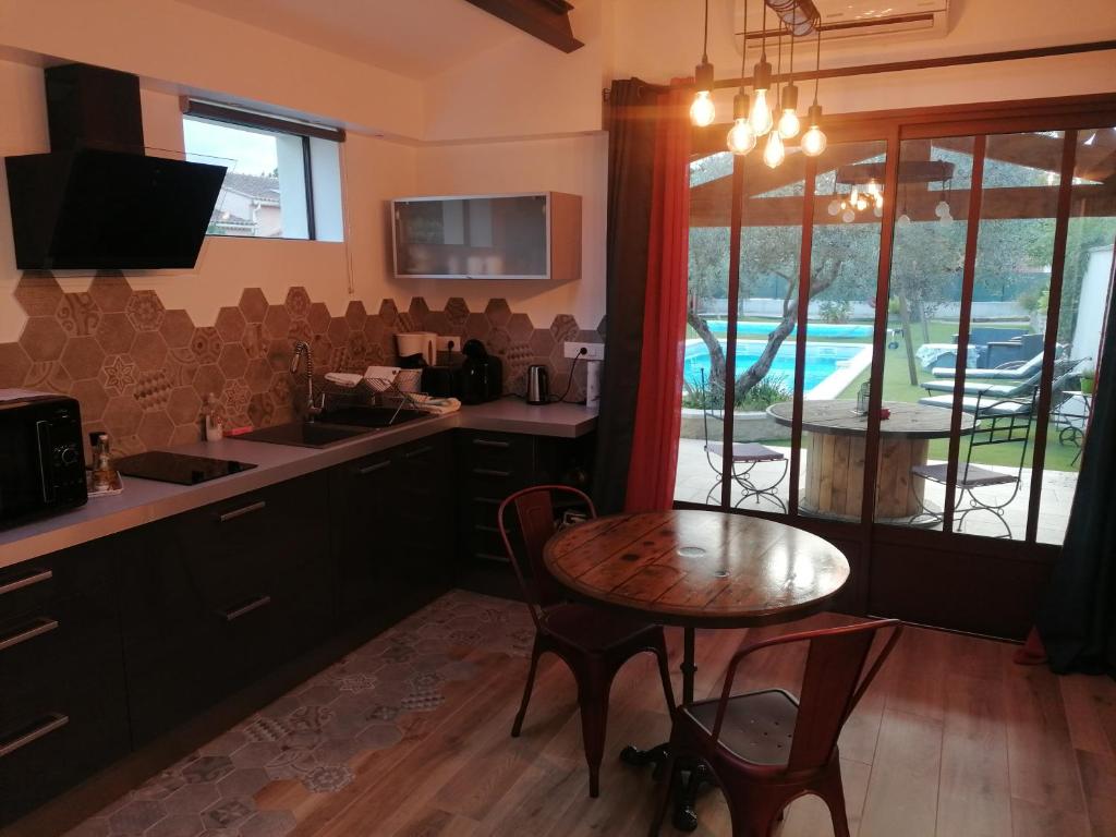 Kuchyň nebo kuchyňský kout v ubytování L'atelier de Guytou et Spa