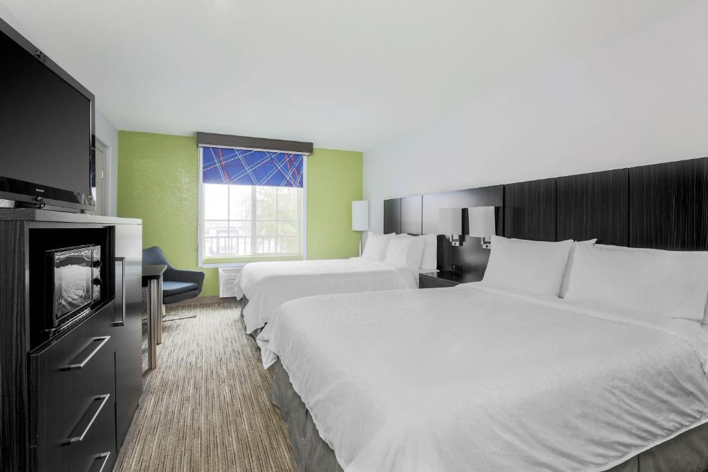 Holiday Inn Express Lancaster by IHG - Standard Queen Room With Two Queen Beds