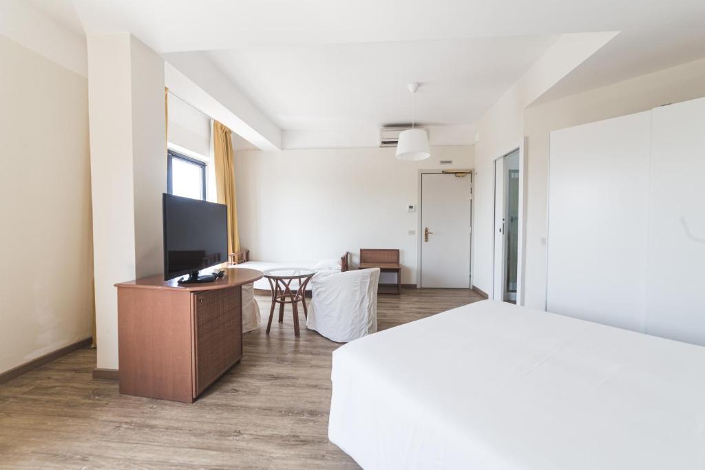 Pokój z łóżkiem, biurkiem i stołem w obiekcie Hotel Santa Maria w mieście Chiavari