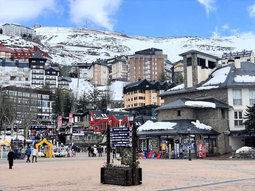 TODOSIERRANEVADA ZONA BAJA -PLAZA PRINCIPAL-Junto a los ...