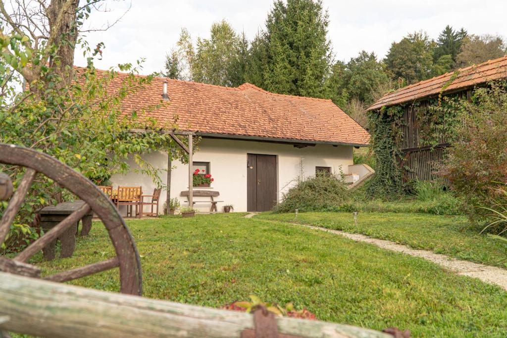 Spodnja Velka的住宿－Tourist Farm Ranč Velka，院子前有围栏的房子