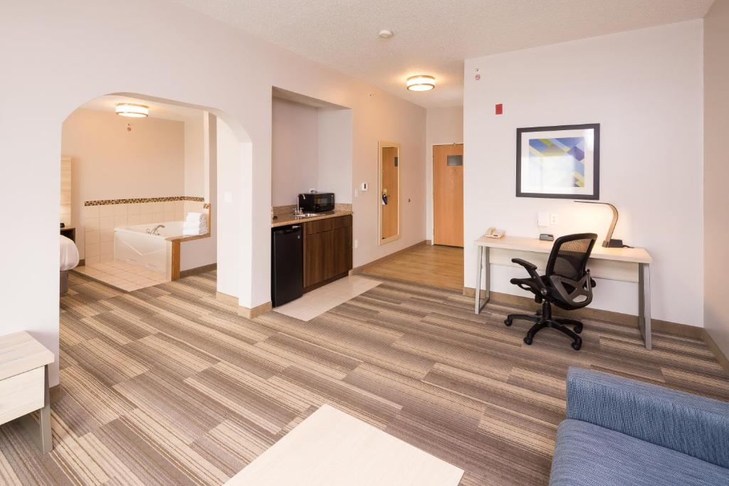 Holiday Inn Express Hotel & Suites Grand Blanc by IHG - Suite King Con Bañera De Hidromasaje