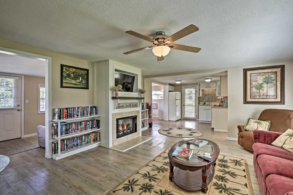 uma sala de estar com um sofá e uma ventoinha de tecto em Quiet Pomona Park Rural Home Near St Johns River! 