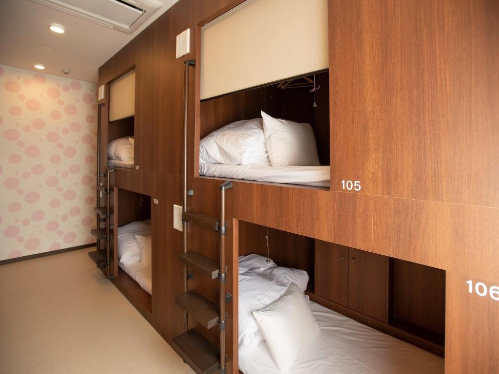 une chambre avec deux lits superposés dans une pièce dans l'établissement SPA-RESORT Ryugunotukai - Vacation STAY 34897v, à Inatori