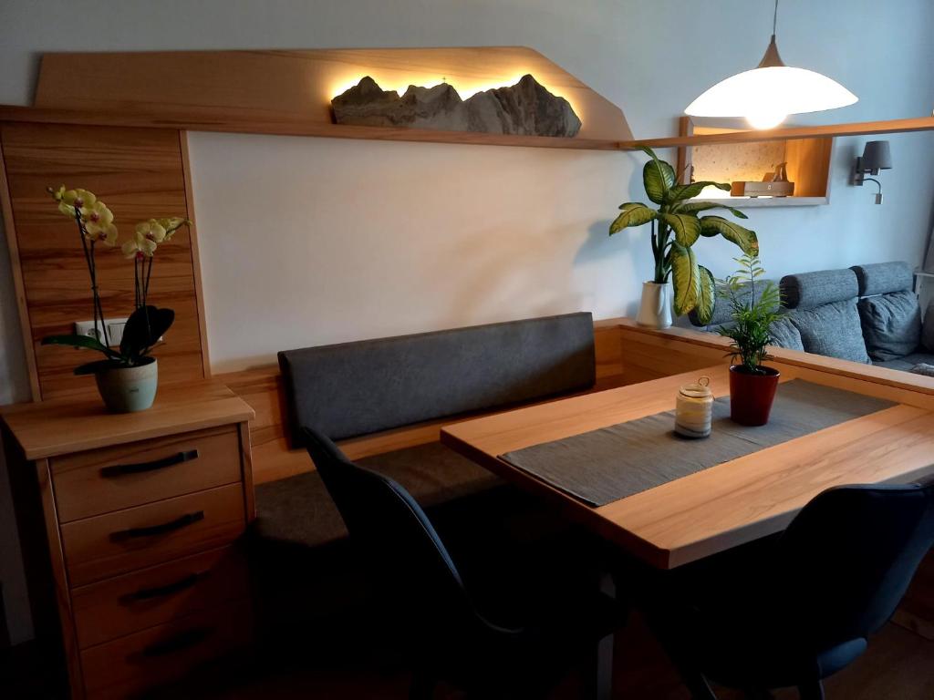 ein Esszimmer mit einem Tisch, Stühlen und einem Sofa in der Unterkunft beim Tischler in Vorderstoder