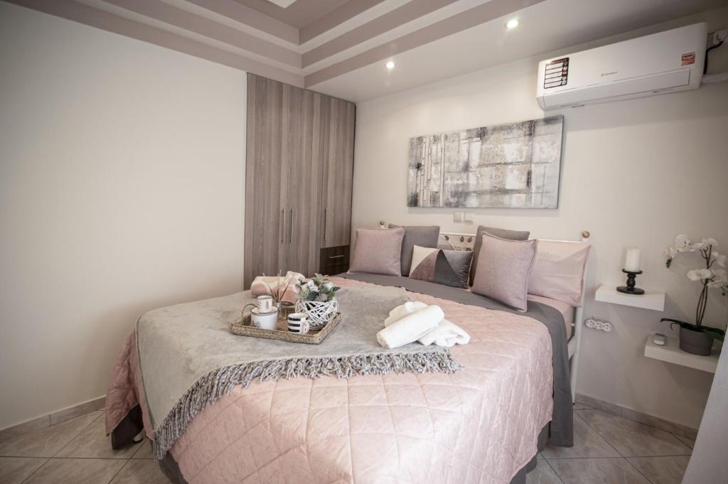 Un dormitorio con una cama grande y una bandeja. en 'The Ivory' House Project In Athens en Atenas