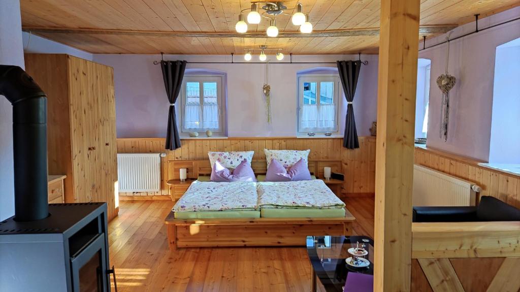 een grote kamer met een bed en een open haard bij Ferienwohnung Altenstein in Maroldsweisach