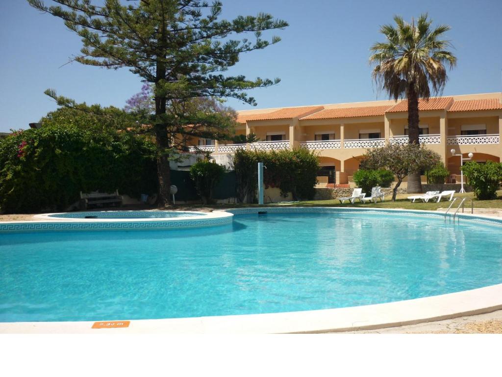 a large swimming pool in front of a building at Apartamentos Mar-Sol Villas in Vilamoura