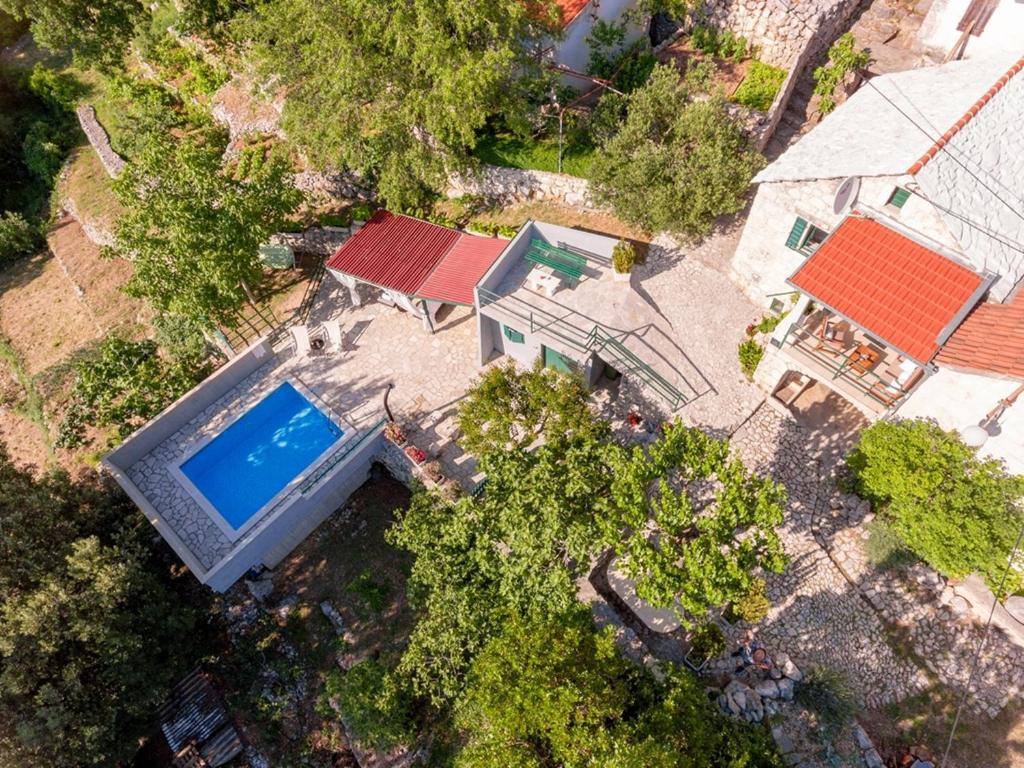 Basen w obiekcie stone house Nikolina with heated Pool lub w pobliżu