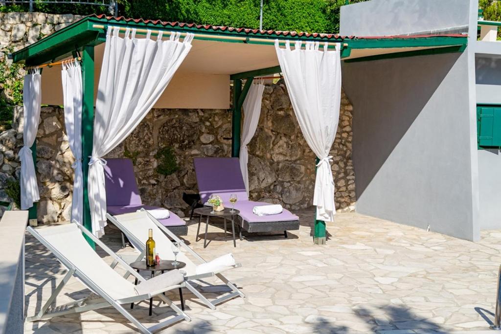 Zdjęcie z galerii obiektu stone house Nikolina with heated Pool w mieście Bast