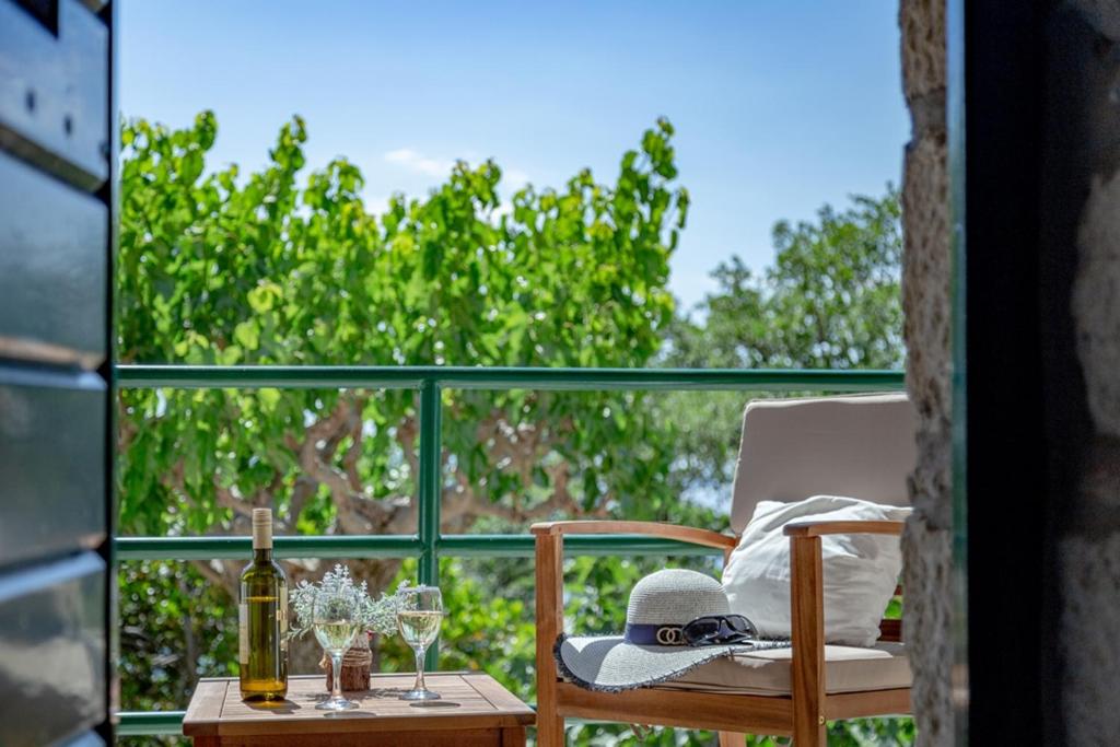 Balkon lub taras w obiekcie stone house Nikolina with heated Pool