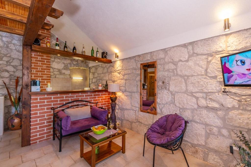 Część wypoczynkowa w obiekcie stone house Nikolina with heated Pool