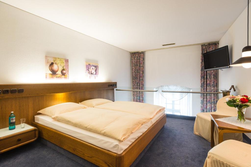 Postel nebo postele na pokoji v ubytování Schlosshotel Weilburg