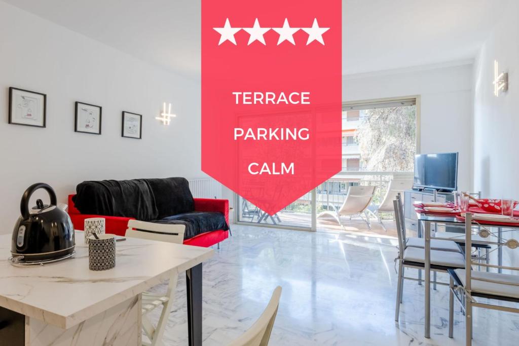 Cette chambre est dotée d'un panneau rouge indiquant le calium du parking sur la terrasse. dans l'établissement Renovated 3-Room Apartment in a Leafy Park, à Cannes