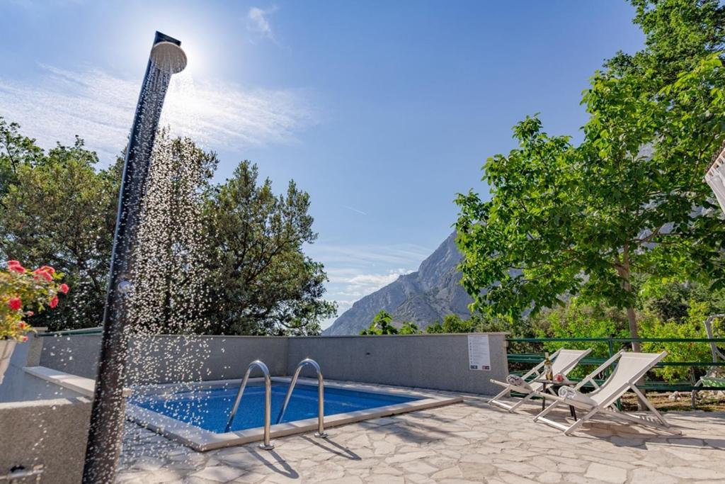 Basen w obiekcie stone house Nikolina with heated Pool lub w pobliżu