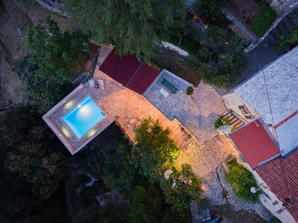 Basen w obiekcie stone house Nikolina with heated Pool lub w pobliżu
