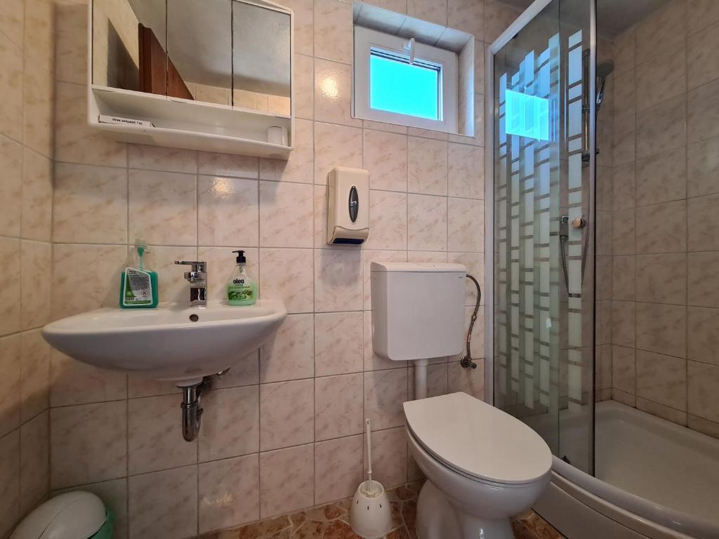 łazienka z toaletą, umywalką i prysznicem w obiekcie House Zulfa 1548 w Fažanie