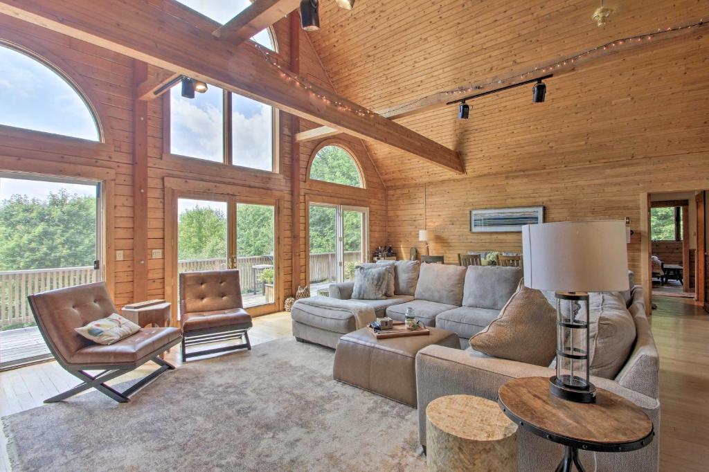 sala de estar con sofá y mesa en Elegant and Quiet Maine Escape with Sauna and Deck!, en Harrison