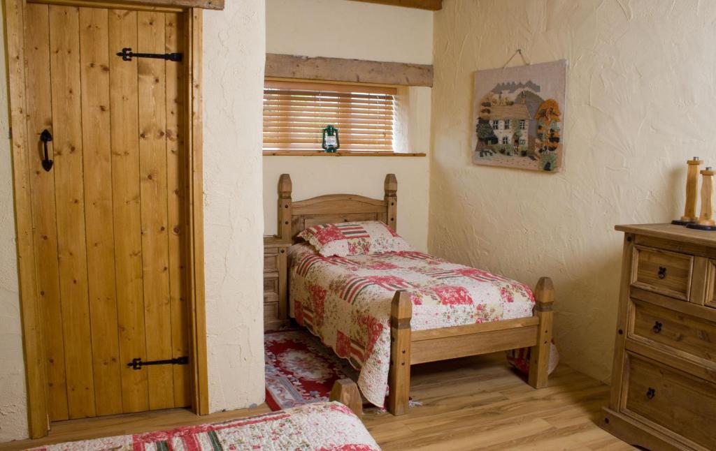 Säng eller sängar i ett rum på Ardagh Suites Self Catering