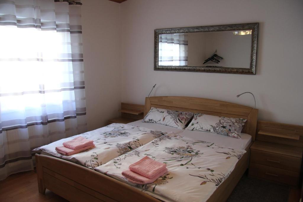 um quarto com uma cama com duas toalhas cor-de-rosa em Gemütliche City Wohnung - Im Herzen von Trier em Trier