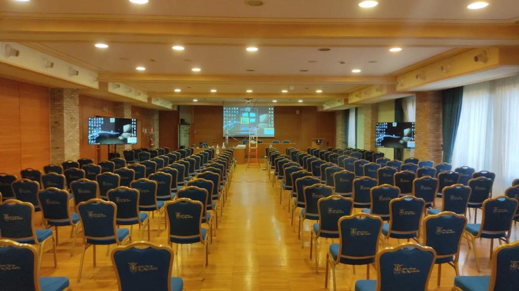 A área empresarial e/ ou a sala de conferências de Bes Hotel Bergamo Cologno al Serio