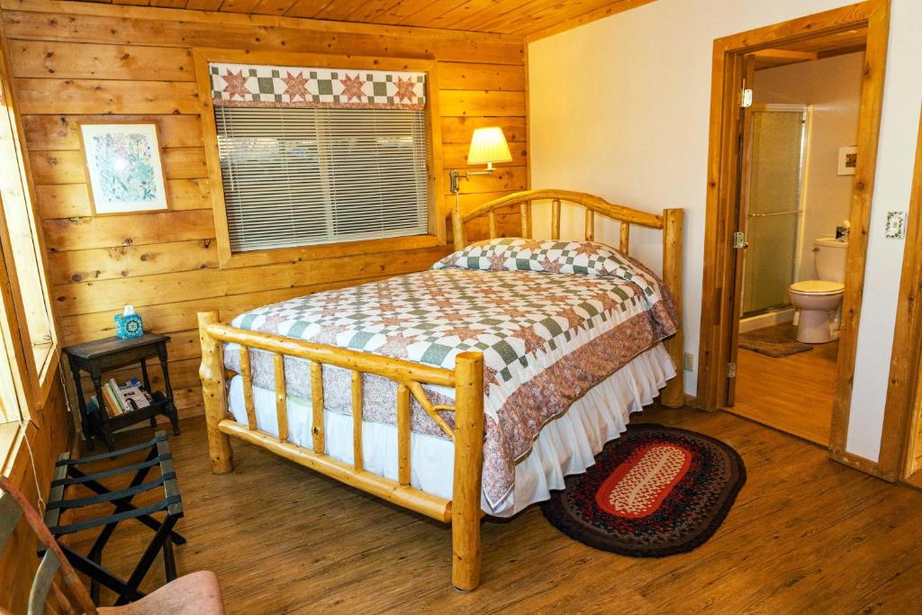 Postel nebo postele na pokoji v ubytování Juneberry Lodge