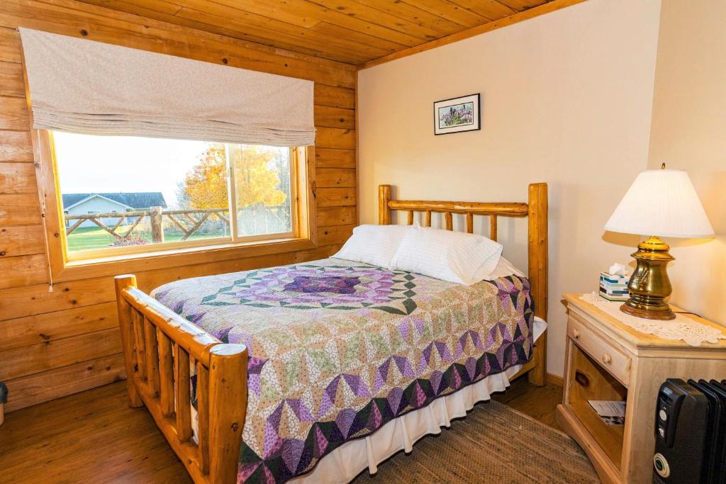 Postel nebo postele na pokoji v ubytování Juneberry Lodge