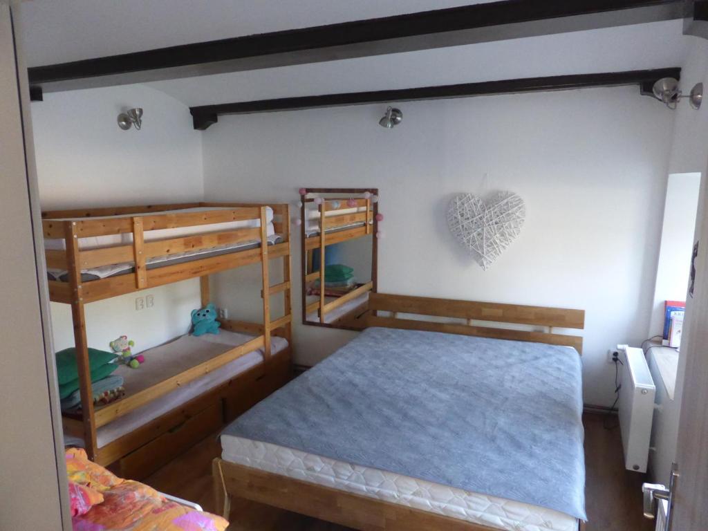 Postel nebo postele na pokoji v ubytování Apartmán u potoka