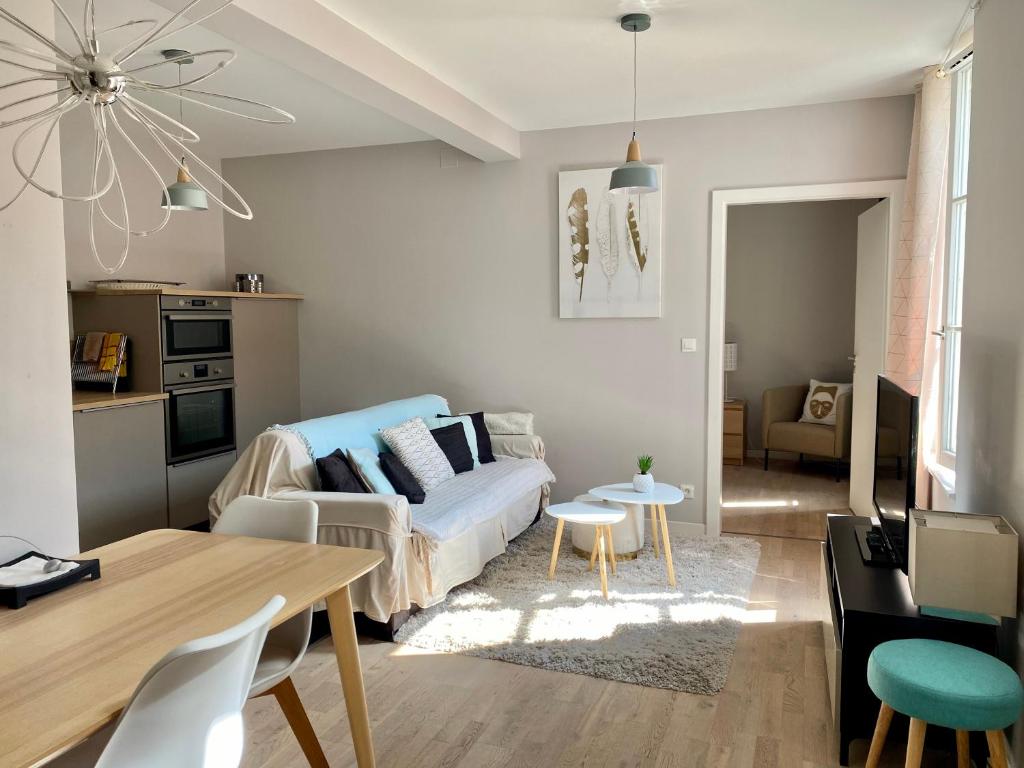 un soggiorno con un divano e un tavolo di Arche de Noé a Colmar