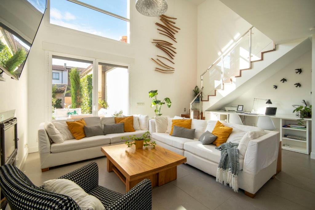 Χώρος καθιστικού στο La Ren Lecrés casa piscina jardin y barbacoa