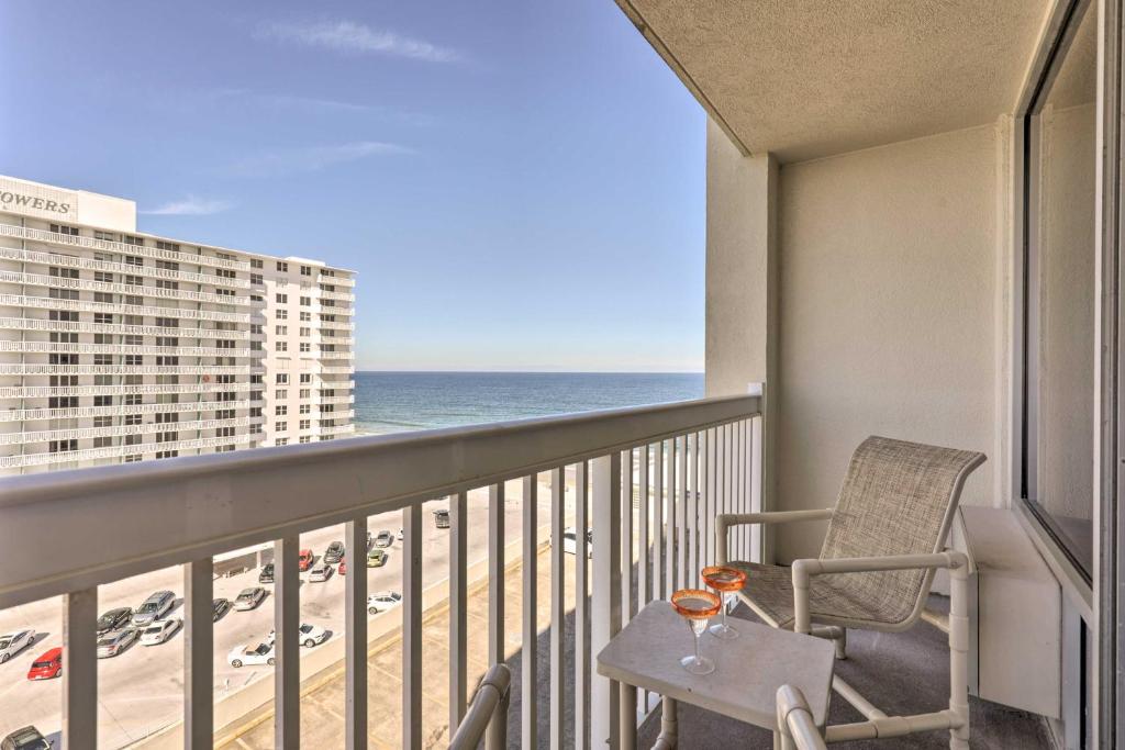 einen Balkon mit einem Stuhl und Meerblick in der Unterkunft Ocean-View Daytona Beach Resort Retreat with Balcony in Daytona Beach