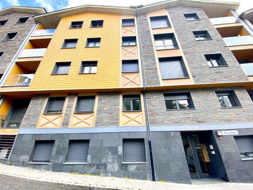 ein Apartmenthaus mit einem gelben in der Unterkunft Solana del Tarter 333 in El Tarter