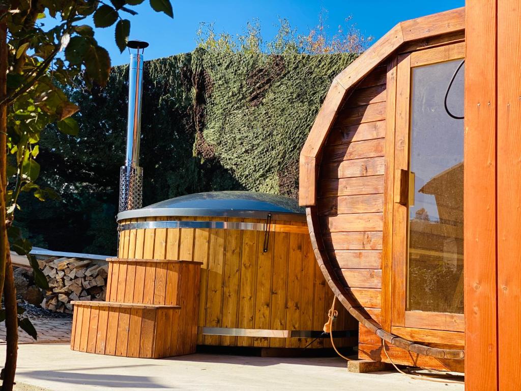 a wooden sauna with a wooden tub in a yard at U deda a starkej in Čierny Blh